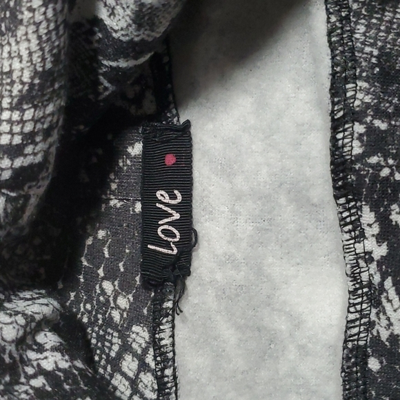 LOVE Blk/White Reptilian Print Cwl Neck Sweatshirt-Long Sleeves w/Gold LOVE-EUC - Picture 10 of 16